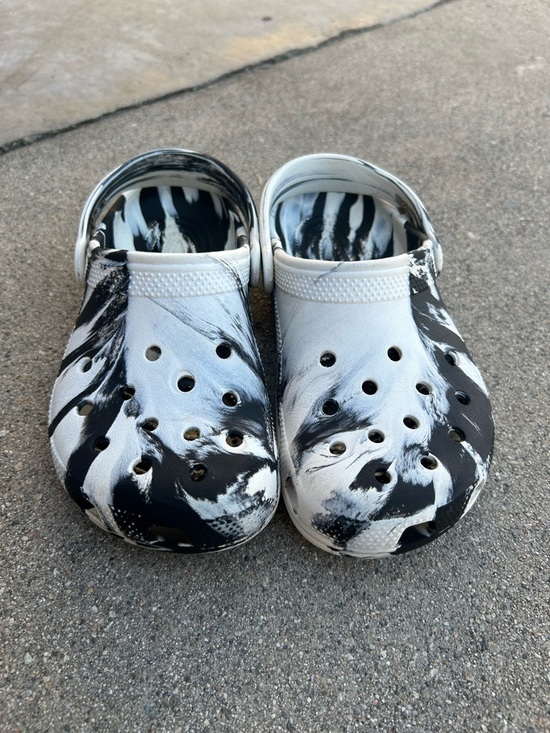 CROCS Other - CROCS Big Kids Classic Black/White Marbled Clogs size J3